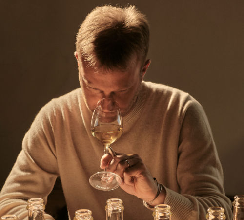 Seul le "cousu-main" crée les grands vins : rigueur, exigence, patience et savoir-faire.
